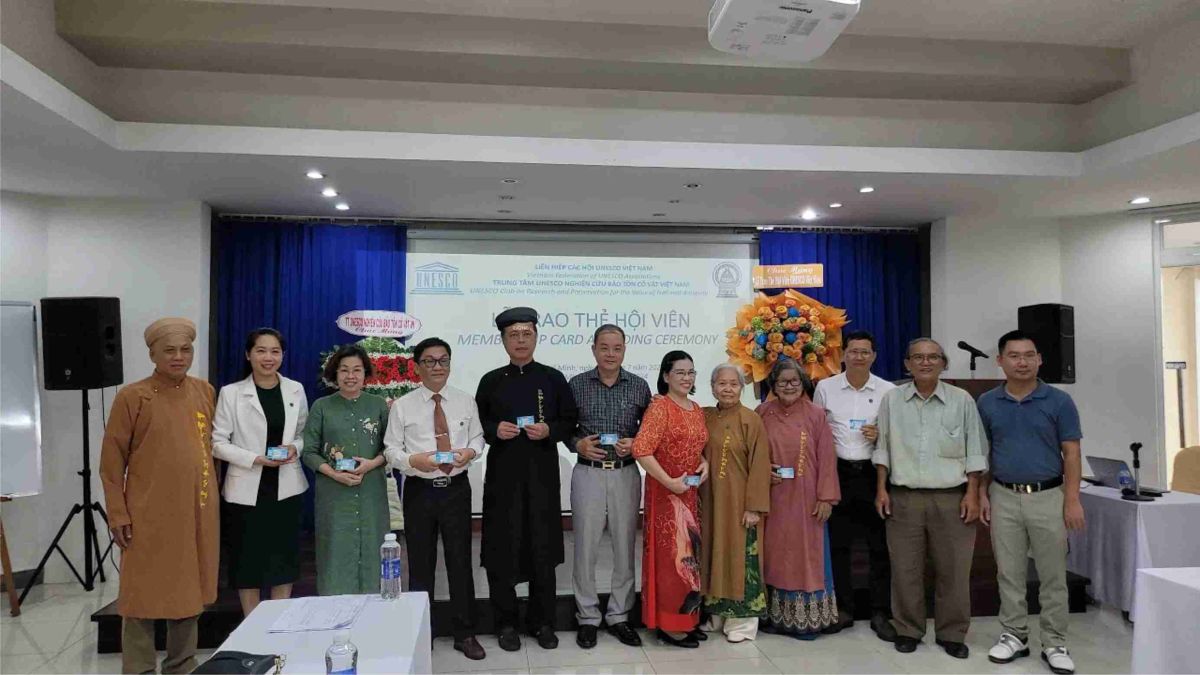 LỜI GIỚI THIỆU &Aacute;O D&Agrave;I NGŨ TH&Acirc;N CỬU ĐỈNH ĐẾN B&Aacute;CH GIA TRĂM HỌ