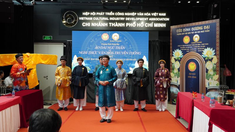 C&Acirc;U CHUYỆN VỀ &Aacute;O D&Agrave;I NGŨ TH&Acirc;N V&Agrave; SỰ LAN TỎA GI&Aacute; TRỊ TRUYỀN THỐNG