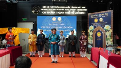 C&Acirc;U CHUYỆN VỀ &Aacute;O D&Agrave;I NGŨ TH&Acirc;N V&Agrave; SỰ LAN TỎA GI&Aacute; TRỊ TRUYỀN THỐNG