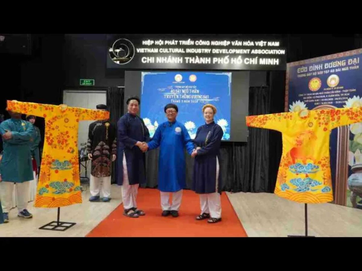 PH&Aacute;T BIỂU CỦA DU KH&Aacute;CH NƯỚC NGO&Agrave;I VỀ &Aacute;O D&Agrave;I NGŨ TH&Acirc;N TRUYỀN THỐNG ĐƯƠNG ĐẠI