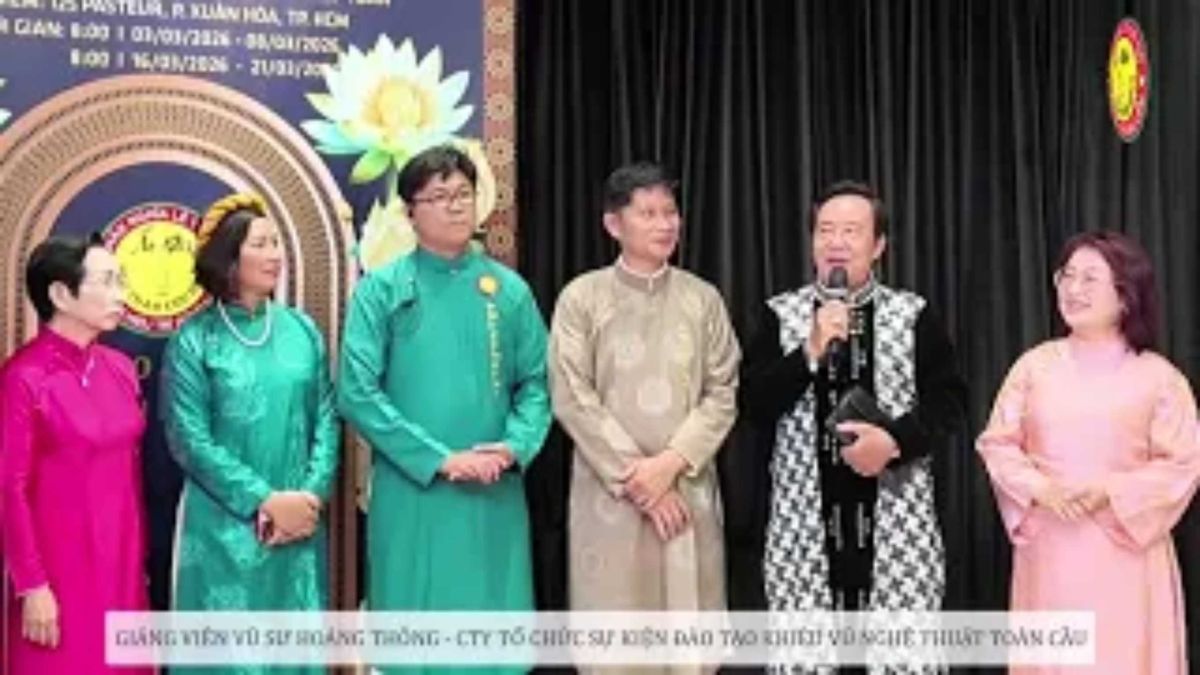 PH&Aacute;T BIỂU VŨ SƯ HO&Agrave;NG TH&Ocirc;NG TẠI TRƯNG B&Agrave;Y BỘ SƯU TẬP &Aacute;O D&Agrave;I NGŨ TH&Acirc;N TRUYỀN THỐNG ĐƯƠNG ĐẠI