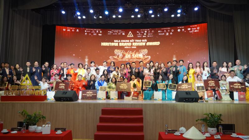 CÔNG TY ÁO DÀI NGŨ THÂN CỬU ĐỈNH THAM DỰ GALA CHUNG KẾT TRAO GIẢI “HERITAGE BRAND REVIEW AWARD MÙA 2 – 2025